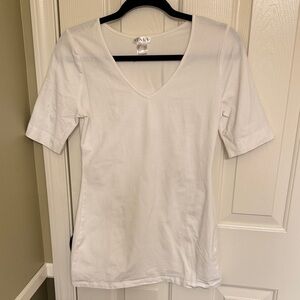 VENUS Classic White V-Neck Short Sleeve Top